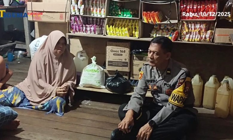 Keterangan Poto: Kiri Mak Itam Pemilik Warung, Kanan Pak Supri Kanit Sabara Polres Mempawah/Gematipikor/10/12/2025.